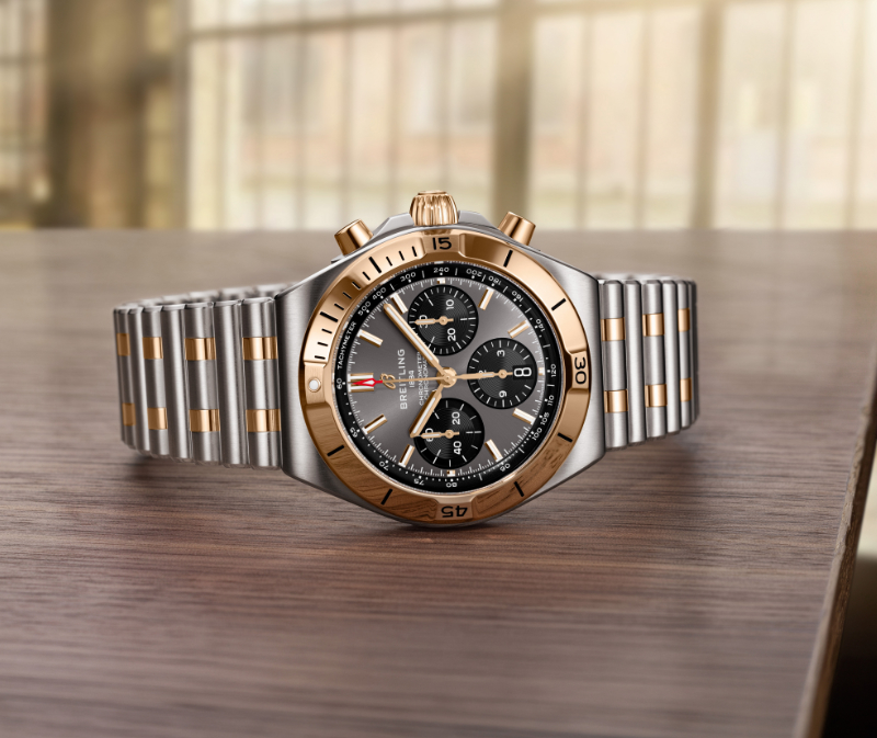 BREITLING CHRONOMAT auf Holz