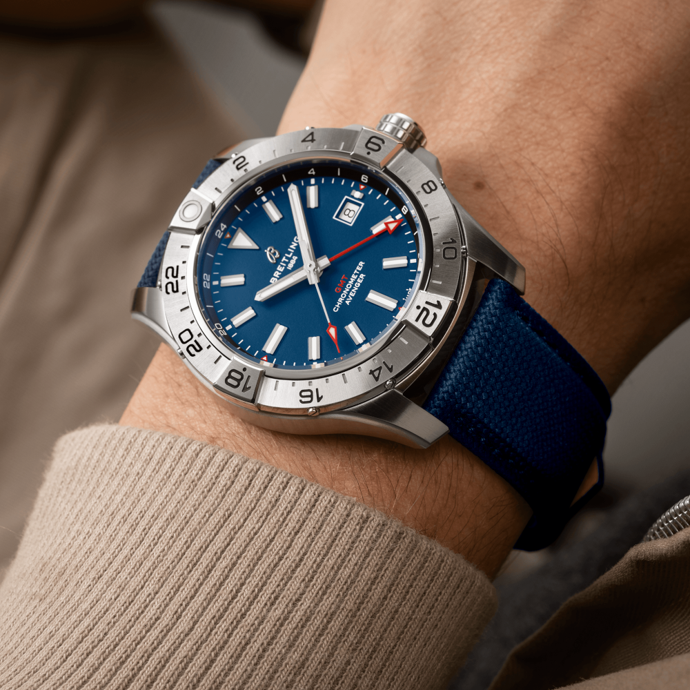 Breitling Avenger Automatic GMT 44 / A32320101C1X1